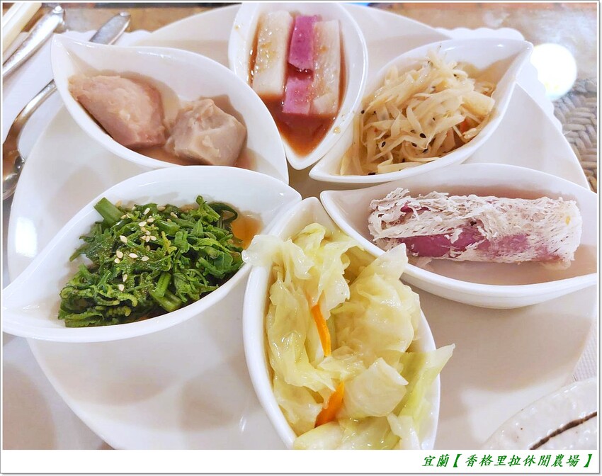 宜蘭【香格里拉休閒農場‧松羅館】田野採菜、狐獴互動餵食體驗、苔蘚生態瓶DIY、傳統童玩以及夜間民俗活動,好宿好玩又有特色餐點跟宵夜,快來入住好好暢玩一番!!