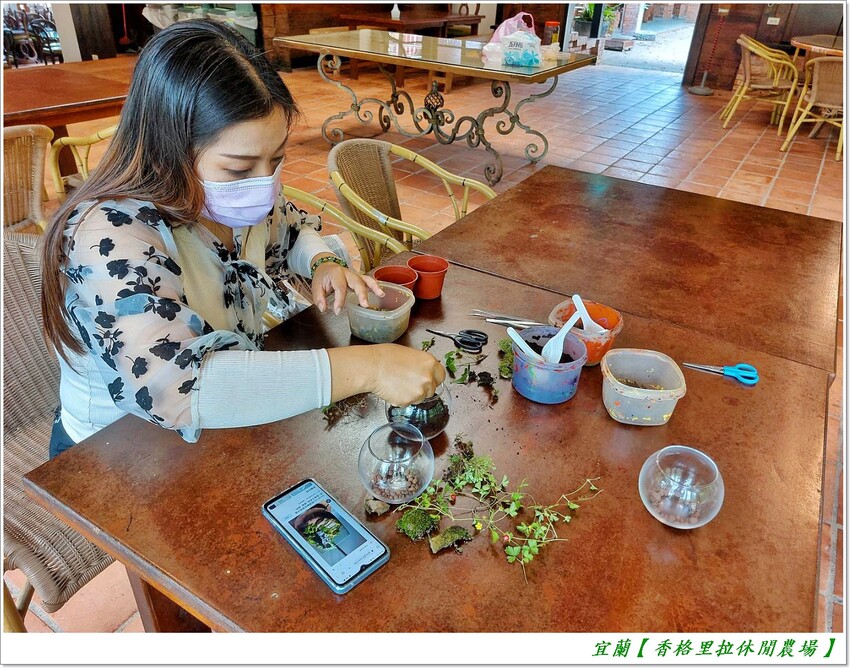 宜蘭【香格里拉休閒農場‧松羅館】田野採菜、狐獴互動餵食體驗、苔蘚生態瓶DIY、傳統童玩以及夜間民俗活動,好宿好玩又有特色餐點跟宵夜,快來入住好好暢玩一番!!
