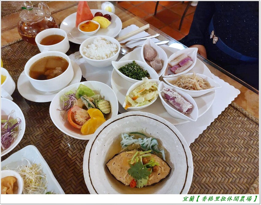 宜蘭【香格里拉休閒農場‧松羅館】田野採菜、狐獴互動餵食體驗、苔蘚生態瓶DIY、傳統童玩以及夜間民俗活動,好宿好玩又有特色餐點跟宵夜,快來入住好好暢玩一番!!