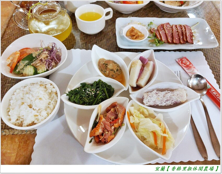 宜蘭【香格里拉休閒農場‧松羅館】田野採菜、狐獴互動餵食體驗、苔蘚生態瓶DIY、傳統童玩以及夜間民俗活動,好宿好玩又有特色餐點跟宵夜,快來入住好好暢玩一番!!