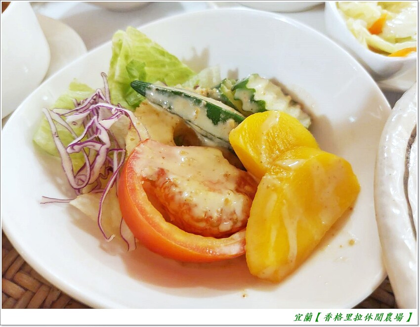 宜蘭【香格里拉休閒農場‧松羅館】田野採菜、狐獴互動餵食體驗、苔蘚生態瓶DIY、傳統童玩以及夜間民俗活動,好宿好玩又有特色餐點跟宵夜,快來入住好好暢玩一番!!