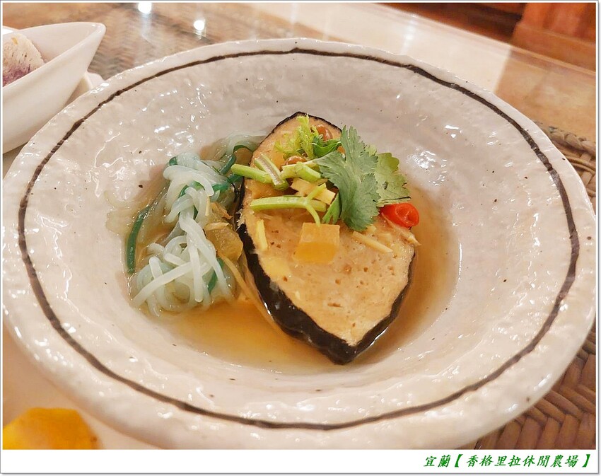 宜蘭【香格里拉休閒農場‧松羅館】田野採菜、狐獴互動餵食體驗、苔蘚生態瓶DIY、傳統童玩以及夜間民俗活動,好宿好玩又有特色餐點跟宵夜,快來入住好好暢玩一番!!