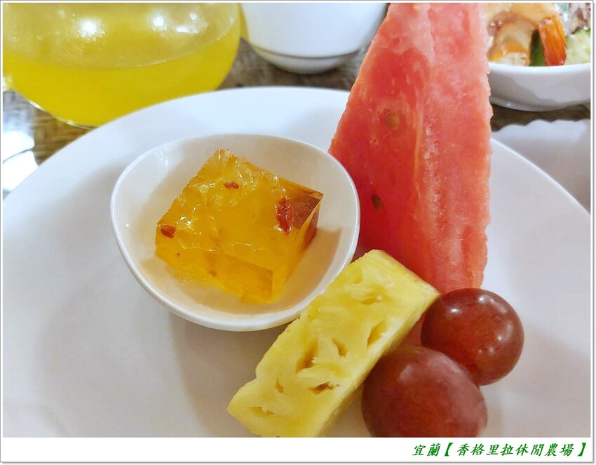 宜蘭【香格里拉休閒農場‧松羅館】田野採菜、狐獴互動餵食體驗、苔蘚生態瓶DIY、傳統童玩以及夜間民俗活動,好宿好玩又有特色餐點跟宵夜,快來入住好好暢玩一番!!