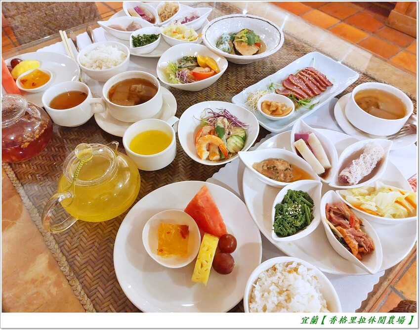 宜蘭【香格里拉休閒農場‧松羅館】田野採菜、狐獴互動餵食體驗、苔蘚生態瓶DIY、傳統童玩以及夜間民俗活動,好宿好玩又有特色餐點跟宵夜,快來入住好好暢玩一番!!