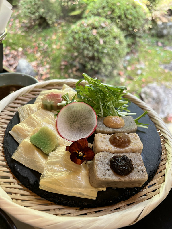 【亞洲,日本,京都】感受京都幽靜之美:四季美景的「三千院」。午餐吃「Shino Shoumon 志野松門」湯豆腐。