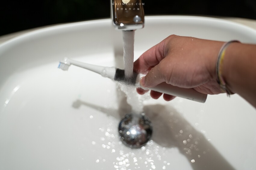 好物開箱｜CHIZY高效潔淨速扣易電動牙刷～出門在外有一隻好上手的電動牙刷是必須的！速扣易專利刷頭替換刷