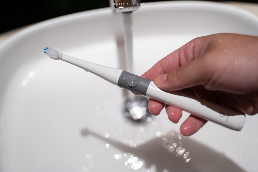 好物開箱｜CHIZY高效潔淨速扣易電動牙刷～出門在外有一隻好上手的電動牙刷是必須的！速扣易專利刷頭替換刷