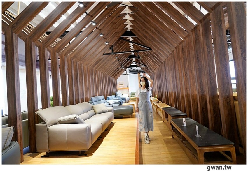 不說以為新景點！白色貨櫃屋網美造景，還可以免費停車