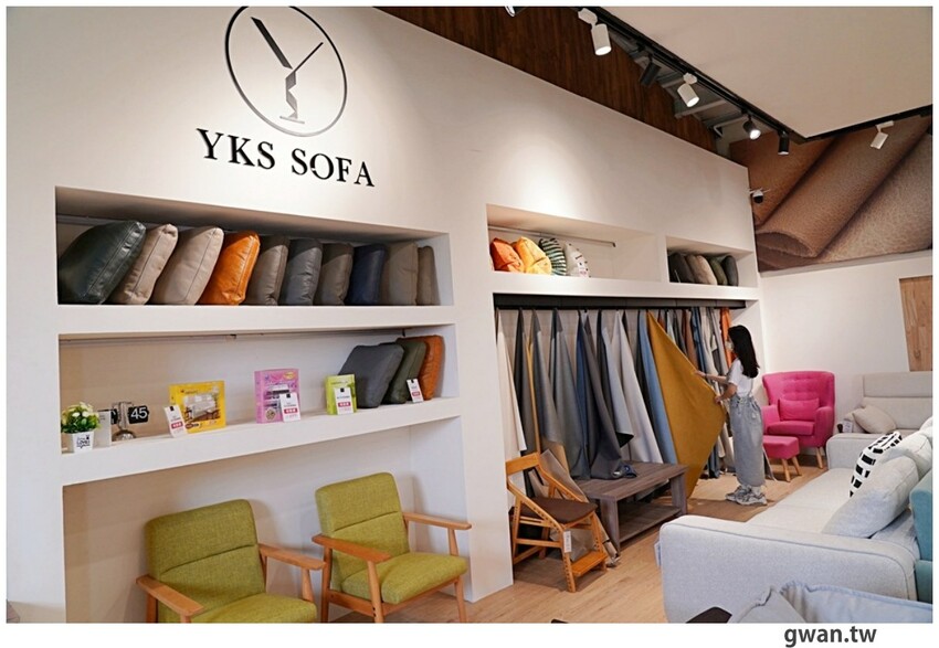 不說以為新景點！白色貨櫃屋網美造景，還可以免費停車