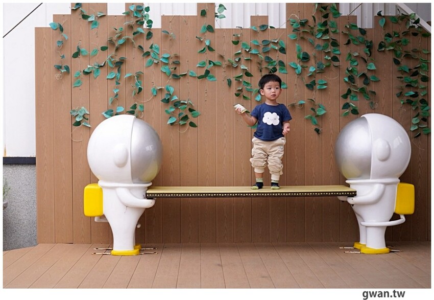 不說以為新景點！白色貨櫃屋網美造景，還可以免費停車