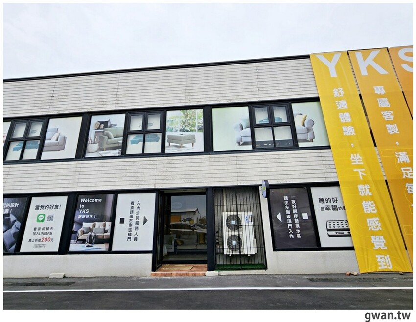 不說以為新景點！白色貨櫃屋網美造景，還可以免費停車