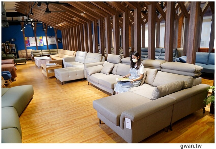 不說以為新景點！白色貨櫃屋網美造景，還可以免費停車