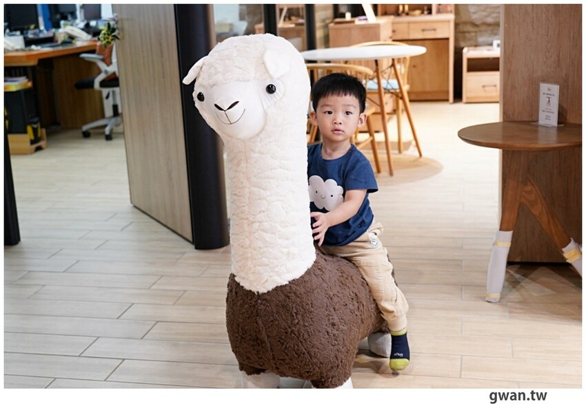 不說以為新景點！白色貨櫃屋網美造景，還可以免費停車