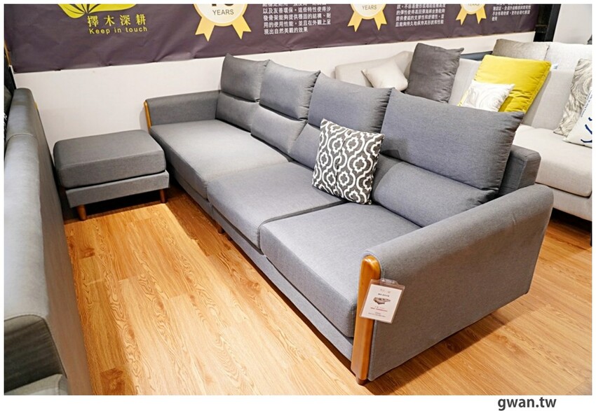 不說以為新景點！白色貨櫃屋網美造景，還可以免費停車