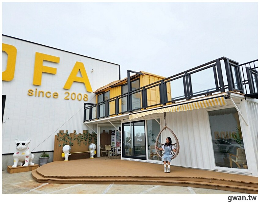 不說以為新景點！白色貨櫃屋網美造景，還可以免費停車