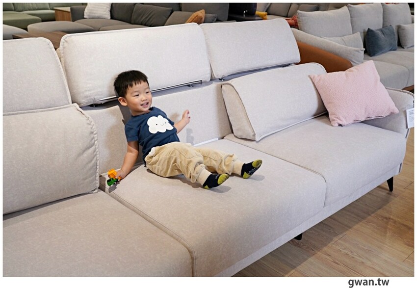 不說以為新景點！白色貨櫃屋網美造景，還可以免費停車