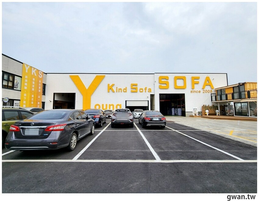 不說以為新景點！白色貨櫃屋網美造景，還可以免費停車