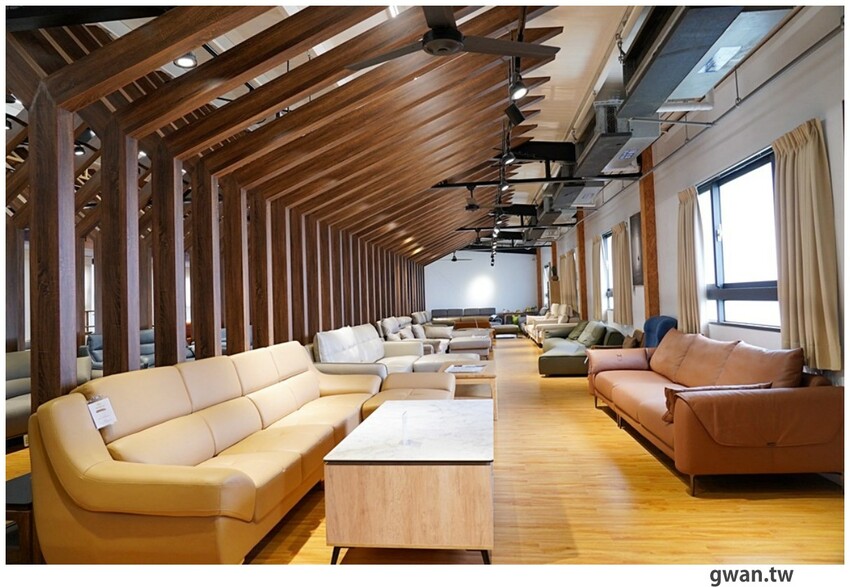 不說以為新景點！白色貨櫃屋網美造景，還可以免費停車