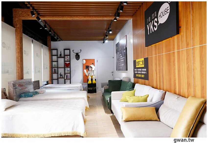 不說以為新景點！白色貨櫃屋網美造景，還可以免費停車