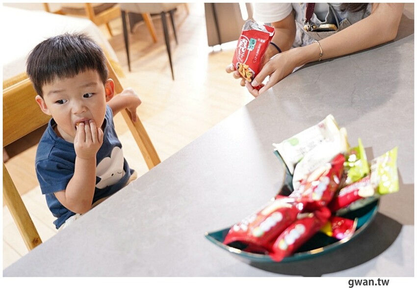 不說以為新景點！白色貨櫃屋網美造景，還可以免費停車