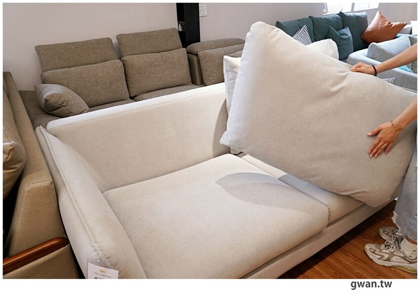 不說以為新景點！白色貨櫃屋網美造景，還可以免費停車