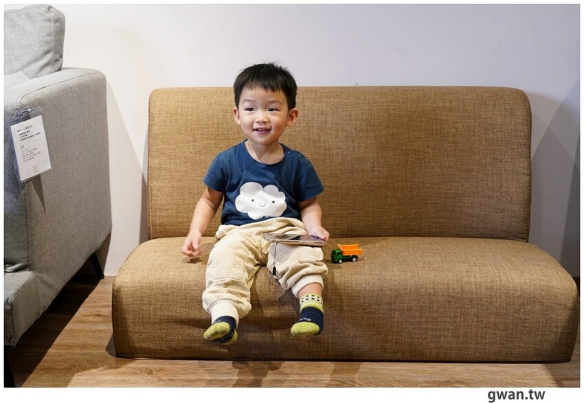 不說以為新景點！白色貨櫃屋網美造景，還可以免費停車