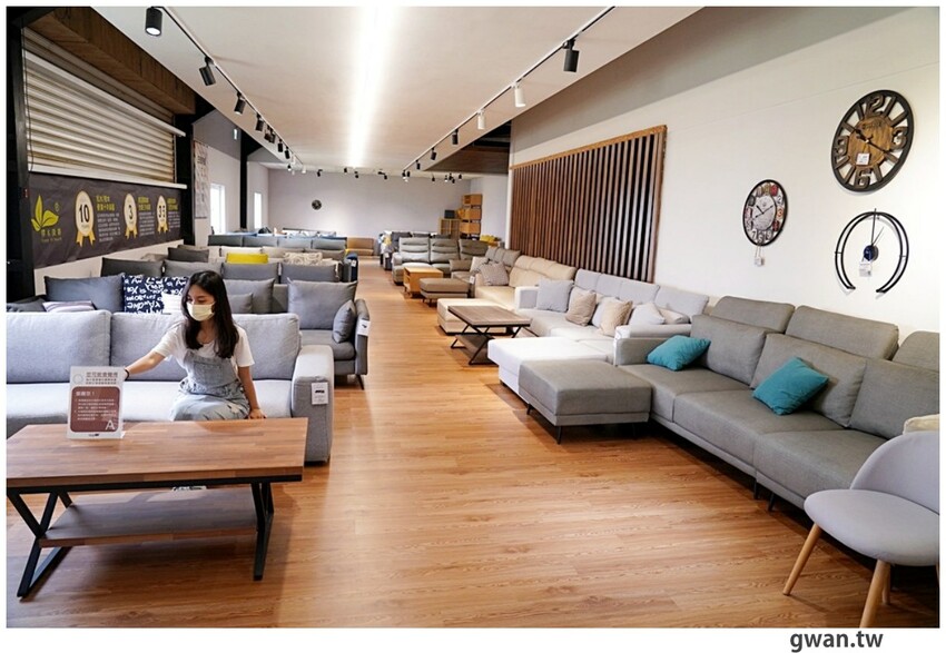 不說以為新景點！白色貨櫃屋網美造景，還可以免費停車