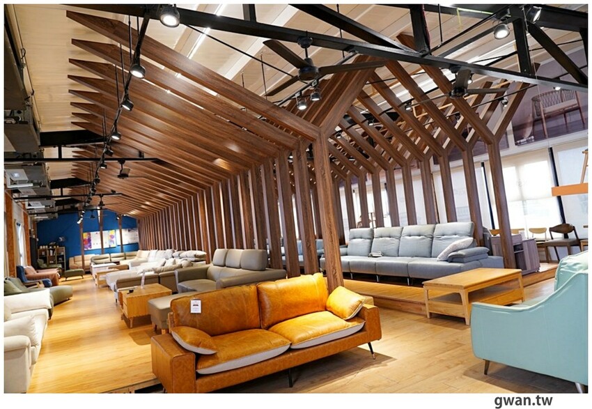 不說以為新景點！白色貨櫃屋網美造景，還可以免費停車