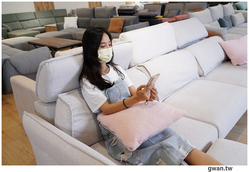 不說以為新景點！白色貨櫃屋網美造景，還可以免費停車