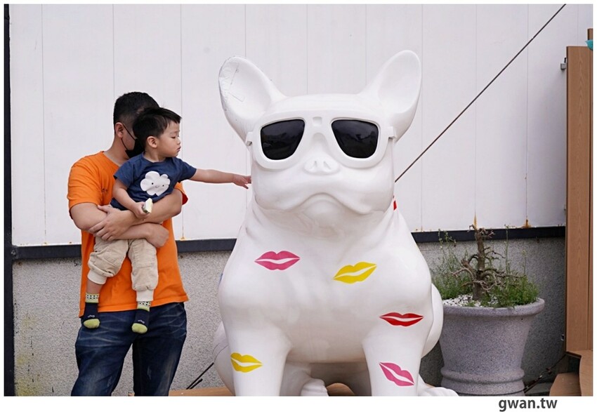 不說以為新景點！白色貨櫃屋網美造景，還可以免費停車