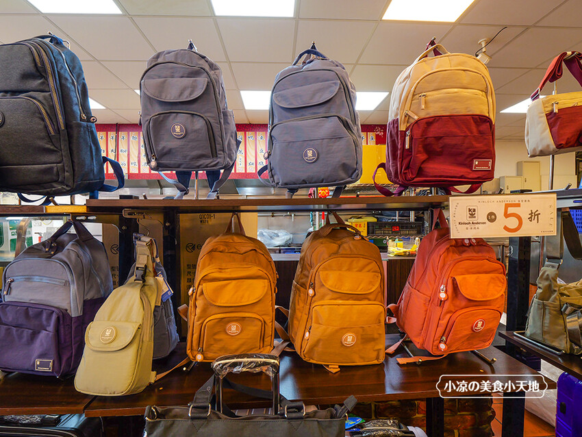 台中禾雅行動館 | 時尚行李箱最低999起,萬國eminent五折起超殺價,限時限量聯名款魔鬼貓行李箱晚來買不到!多款包包390元起,價格實惠好好逛。