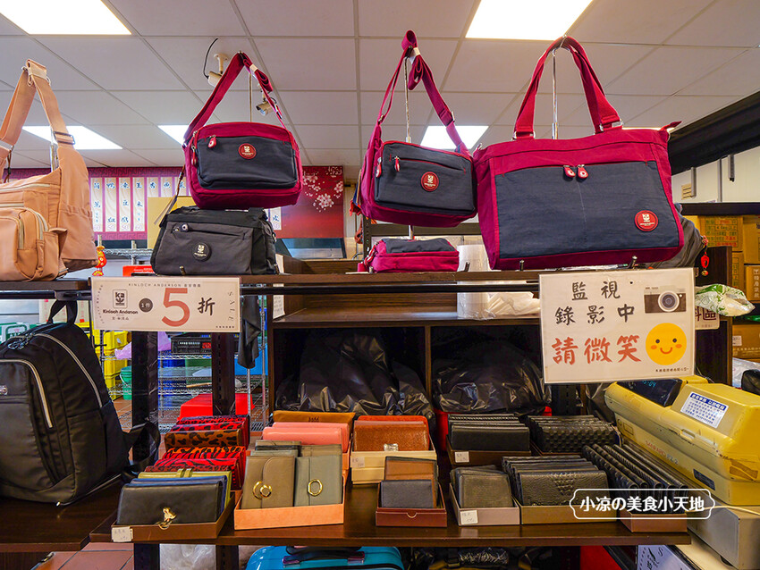 台中禾雅行動館 | 時尚行李箱最低999起,萬國eminent五折起超殺價,限時限量聯名款魔鬼貓行李箱晚來買不到!多款包包390元起,價格實惠好好逛。