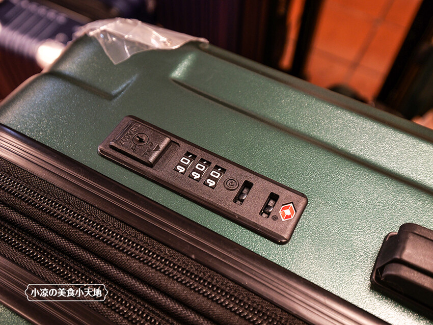 台中禾雅行動館 | 時尚行李箱最低999起,萬國eminent五折起超殺價,限時限量聯名款魔鬼貓行李箱晚來買不到!多款包包390元起,價格實惠好好逛。