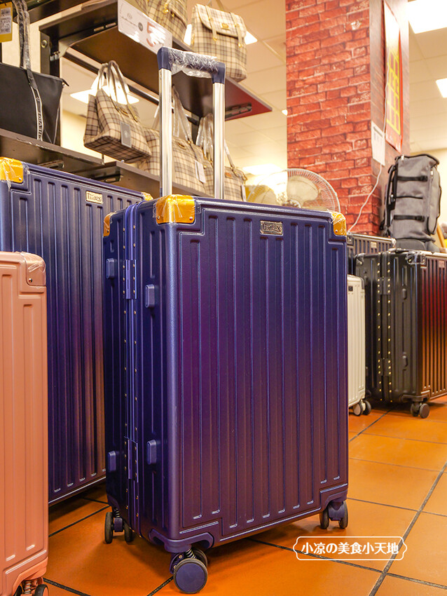 台中禾雅行動館 | 時尚行李箱最低999起,萬國eminent五折起超殺價,限時限量聯名款魔鬼貓行李箱晚來買不到!多款包包390元起,價格實惠好好逛。