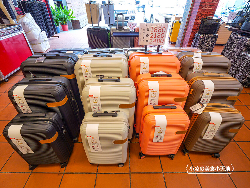 台中禾雅行動館 | 時尚行李箱最低999起,萬國eminent五折起超殺價,限時限量聯名款魔鬼貓行李箱晚來買不到!多款包包390元起,價格實惠好好逛。