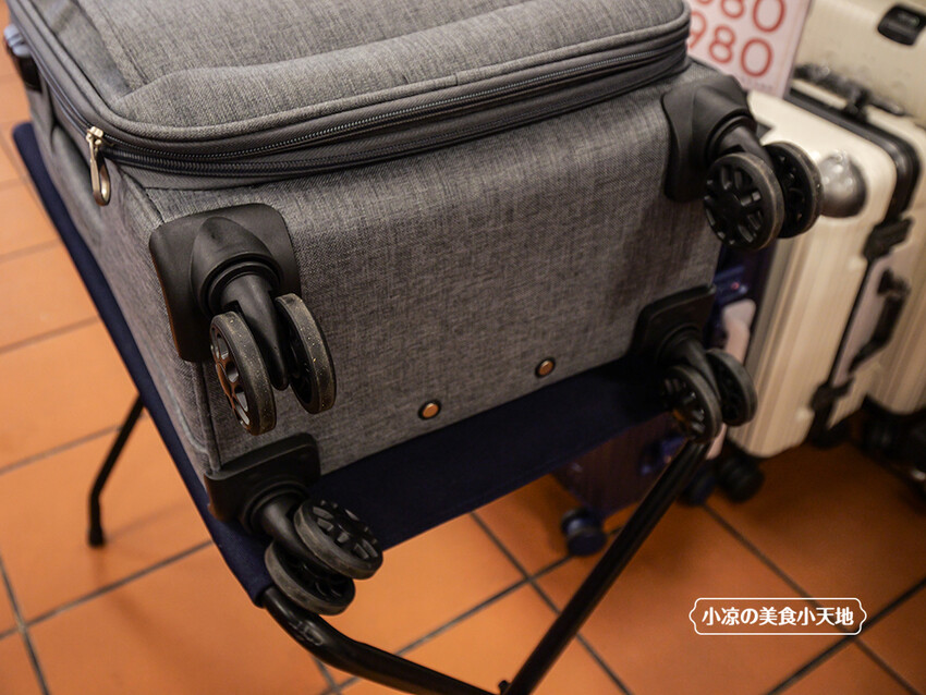 台中禾雅行動館 | 時尚行李箱最低999起,萬國eminent五折起超殺價,限時限量聯名款魔鬼貓行李箱晚來買不到!多款包包390元起,價格實惠好好逛。