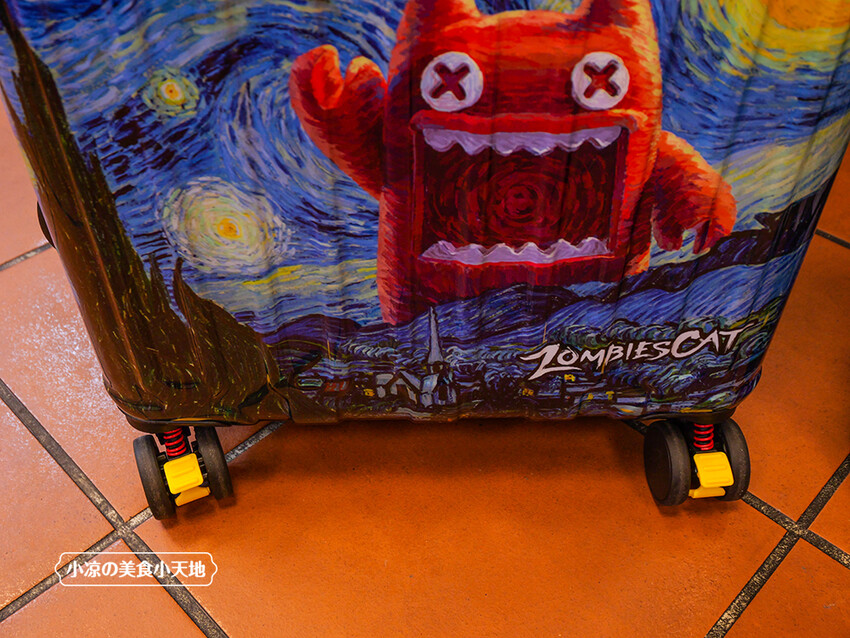 台中禾雅行動館 | 時尚行李箱最低999起,萬國eminent五折起超殺價,限時限量聯名款魔鬼貓行李箱晚來買不到!多款包包390元起,價格實惠好好逛。