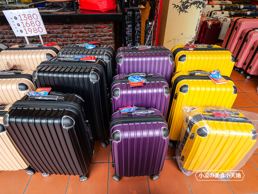 台中禾雅行動館 | 時尚行李箱最低999起,萬國eminent五折起超殺價,限時限量聯名款魔鬼貓行李箱晚來買不到!多款包包390元起,價格實惠好好逛。