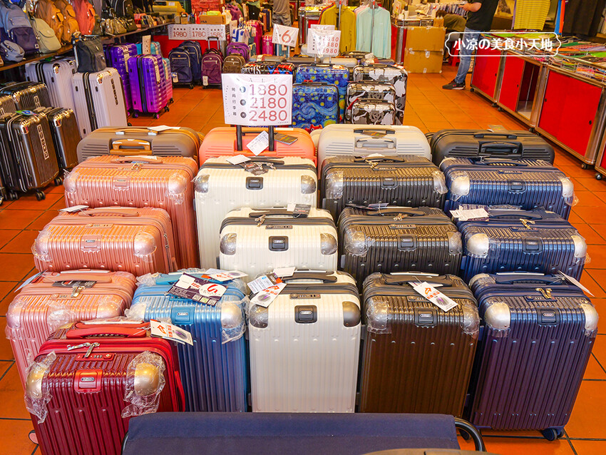 台中禾雅行動館 | 時尚行李箱最低999起,萬國eminent五折起超殺價,限時限量聯名款魔鬼貓行李箱晚來買不到!多款包包390元起,價格實惠好好逛。