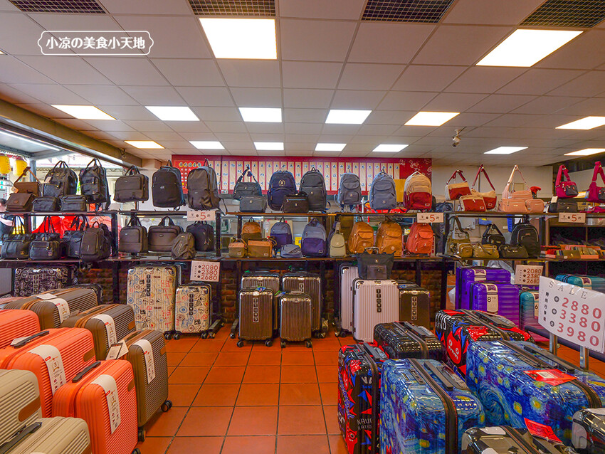 台中禾雅行動館 | 時尚行李箱最低999起,萬國eminent五折起超殺價,限時限量聯名款魔鬼貓行李箱晚來買不到!多款包包390元起,價格實惠好好逛。