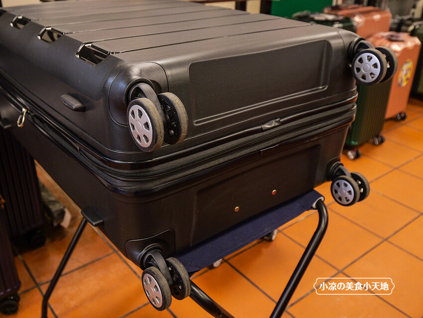 台中禾雅行動館 | 時尚行李箱最低999起,萬國eminent五折起超殺價,限時限量聯名款魔鬼貓行李箱晚來買不到!多款包包390元起,價格實惠好好逛。