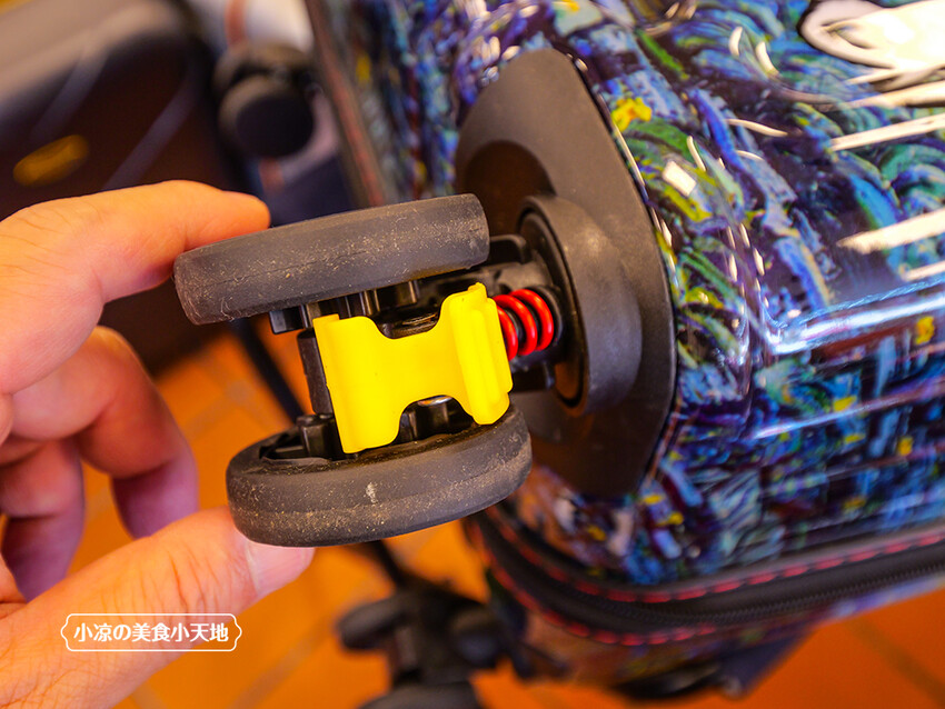 台中禾雅行動館 | 時尚行李箱最低999起,萬國eminent五折起超殺價,限時限量聯名款魔鬼貓行李箱晚來買不到!多款包包390元起,價格實惠好好逛。