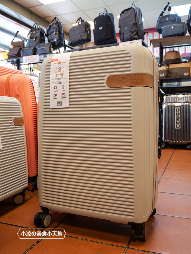 台中禾雅行動館 | 時尚行李箱最低999起,萬國eminent五折起超殺價,限時限量聯名款魔鬼貓行李箱晚來買不到!多款包包390元起,價格實惠好好逛。