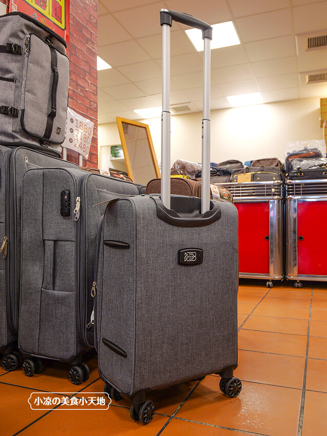 台中禾雅行動館 | 時尚行李箱最低999起,萬國eminent五折起超殺價,限時限量聯名款魔鬼貓行李箱晚來買不到!多款包包390元起,價格實惠好好逛。