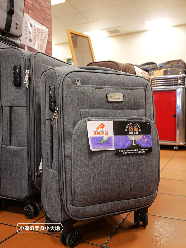 台中禾雅行動館 | 時尚行李箱最低999起,萬國eminent五折起超殺價,限時限量聯名款魔鬼貓行李箱晚來買不到!多款包包390元起,價格實惠好好逛。