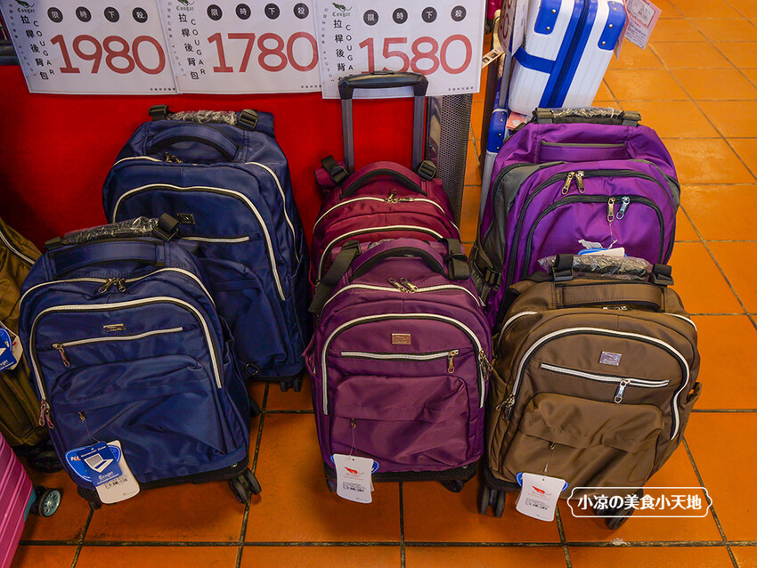 台中禾雅行動館 | 時尚行李箱最低999起,萬國eminent五折起超殺價,限時限量聯名款魔鬼貓行李箱晚來買不到!多款包包390元起,價格實惠好好逛。