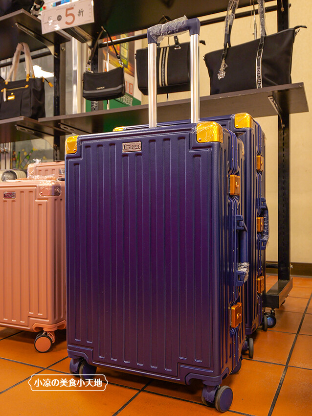 台中禾雅行動館 | 時尚行李箱最低999起,萬國eminent五折起超殺價,限時限量聯名款魔鬼貓行李箱晚來買不到!多款包包390元起,價格實惠好好逛。