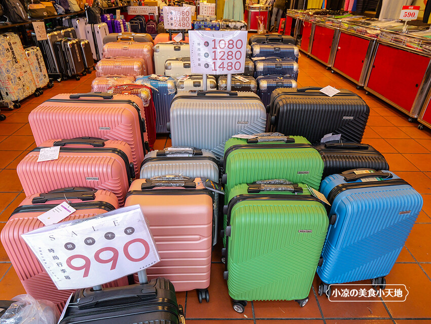 台中禾雅行動館 | 時尚行李箱最低999起,萬國eminent五折起超殺價,限時限量聯名款魔鬼貓行李箱晚來買不到!多款包包390元起,價格實惠好好逛。