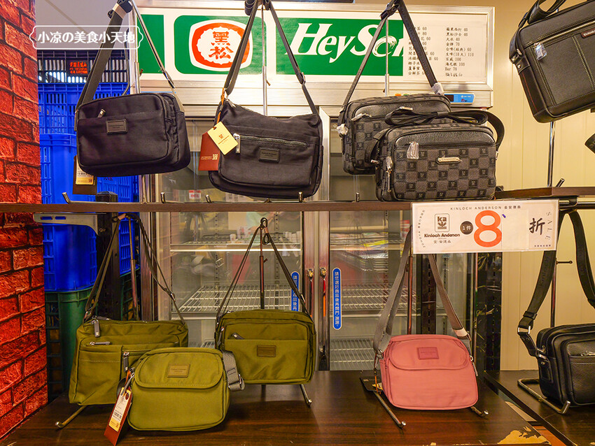 台中禾雅行動館 | 時尚行李箱最低999起,萬國eminent五折起超殺價,限時限量聯名款魔鬼貓行李箱晚來買不到!多款包包390元起,價格實惠好好逛。