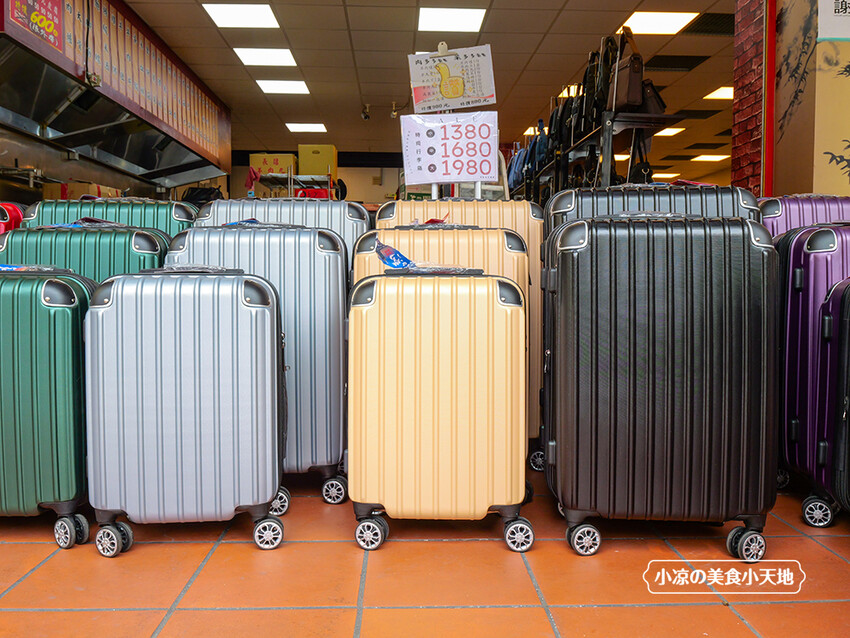 台中禾雅行動館 | 時尚行李箱最低999起,萬國eminent五折起超殺價,限時限量聯名款魔鬼貓行李箱晚來買不到!多款包包390元起,價格實惠好好逛。